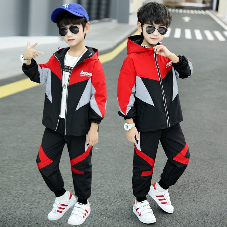 The 2022 new Zhongda Children's Autumn and Winter Collection for Boys, a two-piece set with a cap and a sports jacket Application Scenario