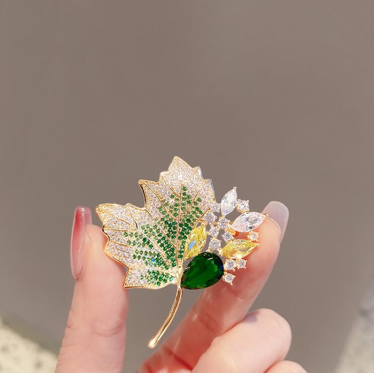 Alto grado vintage calado cristal broche mujer sentido premium alta gama strass hoja de arce broche pin fijación ropa accesorios details Picture