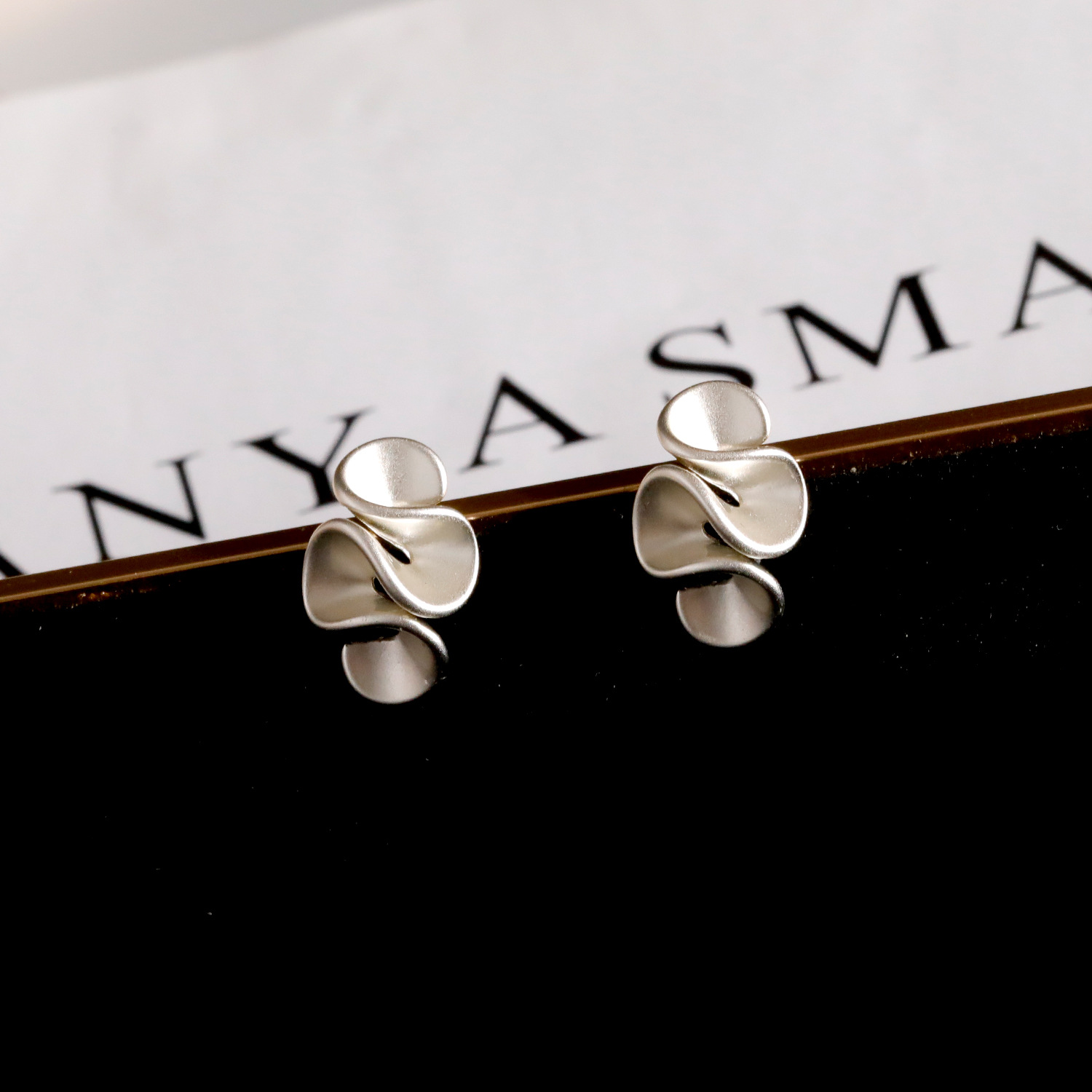 Hyacinth Geometric pleated milk tea flower stud earrings are a new hit for women in 2024. The ruffled edge earrings are a niche design for women details Picture