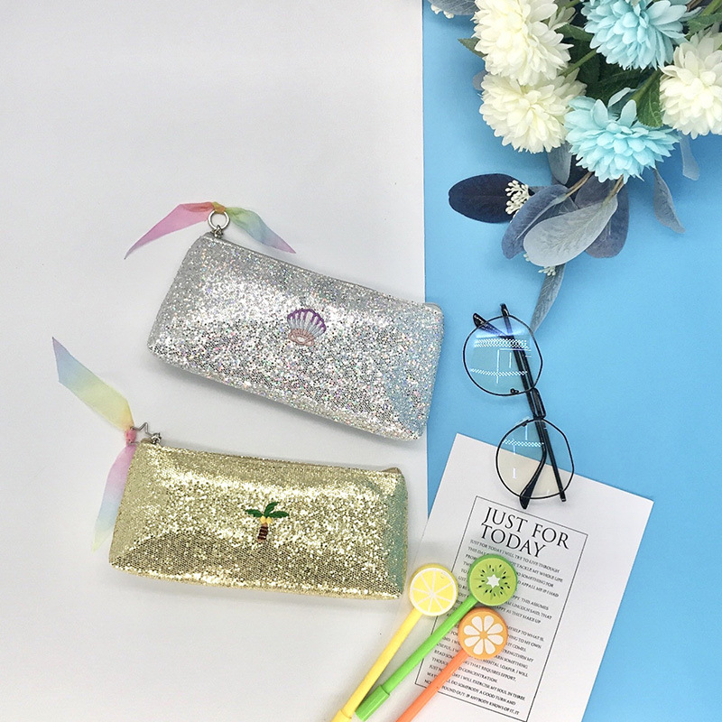 Direct supply of cartoon Internet celebrity girl's heart sequined pencil cases and pencil cases, creative student large-capacity stationery boxes and pencil cases Application Scenario