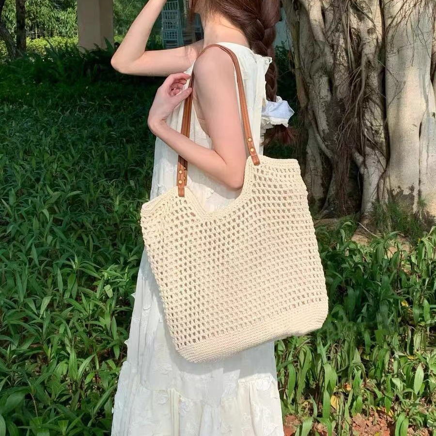 National trend hollowed-out woven bag, super beautiful photo-taking beach bag, seaside vacation single-shoulder bag, large capacity travel bag, versatile knitted bag Application Scenario