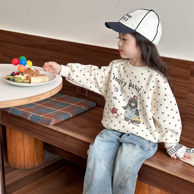 For the autumn of 2024, there will be a cartoon off-the-shoulder stylish hoodie for children, a sleeved top with shoulder sleeves, a long-sleeved T-shirt, and Korean-style children's clothing Application Scenario