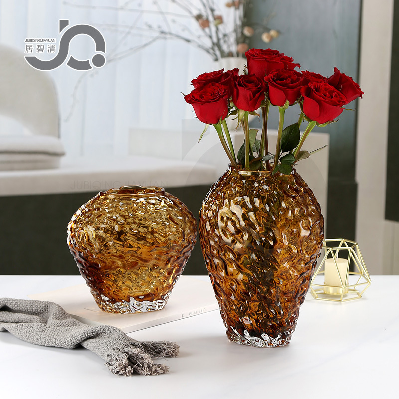 Modern light luxury art strawberry glass vase, creative home decoration, flower arrangement, water bamboo, water flower growing vessel, desktop Application Scenario