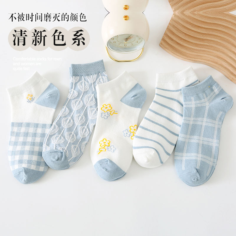 Sock stall, one-piece delivery service for women. Spring and summer: Light blue checkered flower boat socks for women. School-style short cotton socks for women. Trendy short socks for women. One-piece delivery service Application Scenario