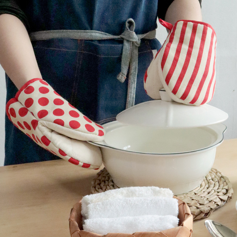 Oven Gloves Polka Dot Japanese Heat Proof Gloves Household Microwave Gloves Cotton Heat Insulation Gloves details Picture