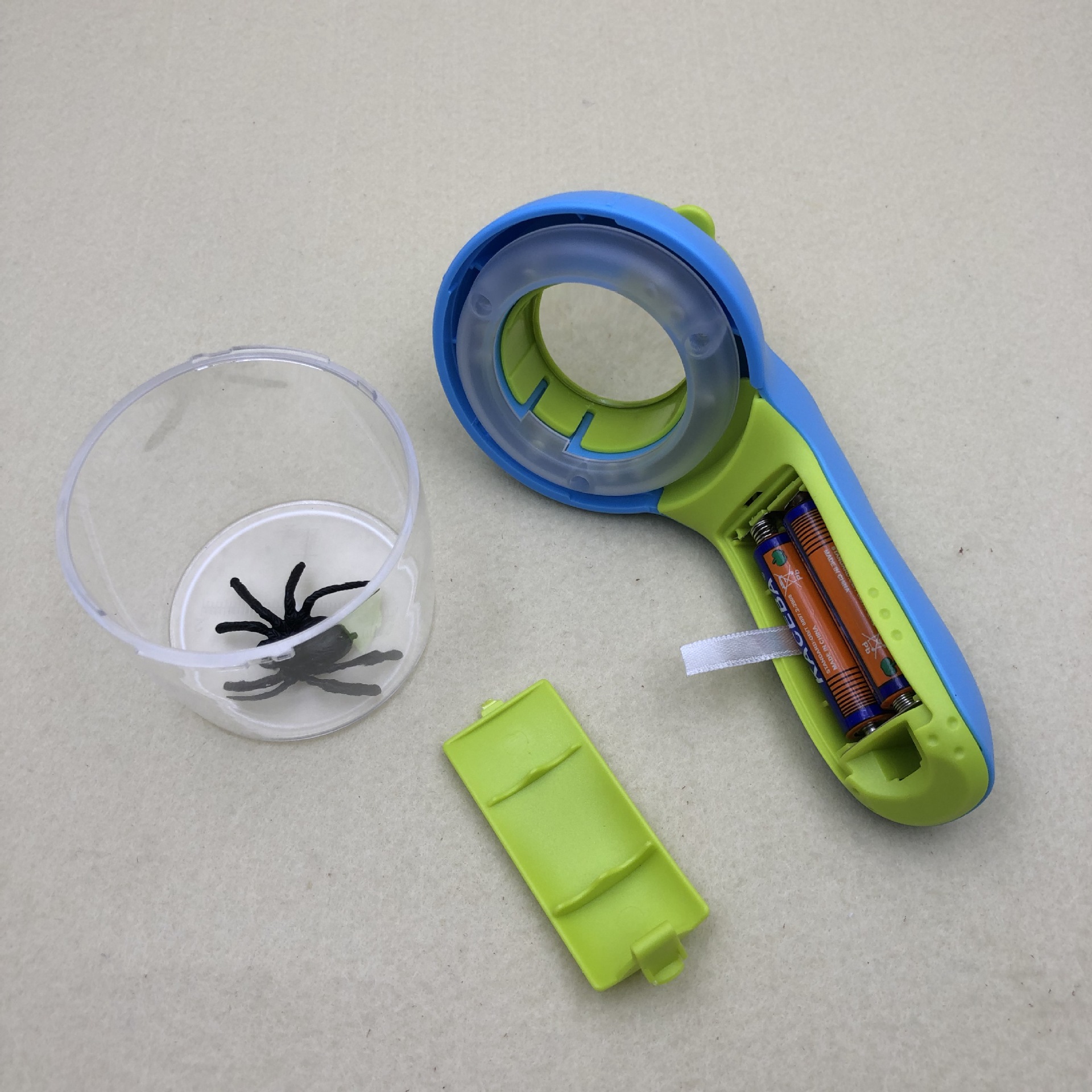 Children's outdoor insect magnifying glass with LED light storage and observation box, fun classroom teaching, kindergarten gift Application Scenario