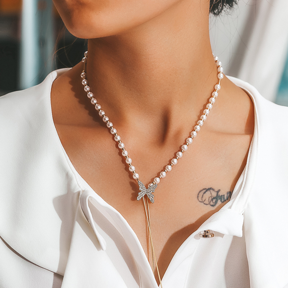 The trendy and individualistic pearl butterfly necklace on Instagram is a versatile and niche pendant with a cold and luxurious collarbone style details Picture