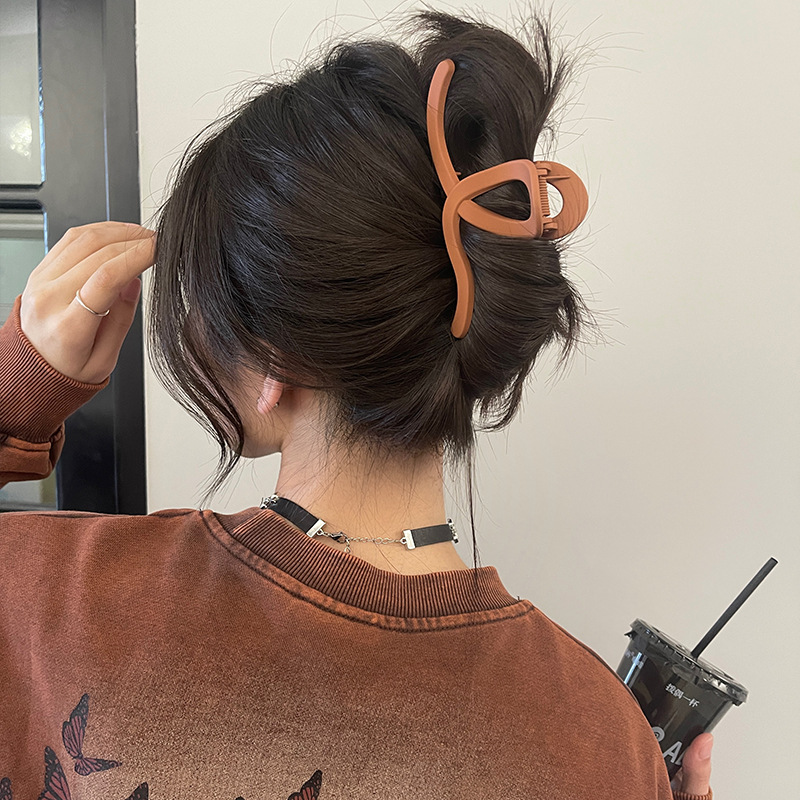 Simple Matte Grab Clip Women 2023 New Large Shark Clip Advanced Sense Back Hair Volume Hair Clip Fascinator Application Scenario