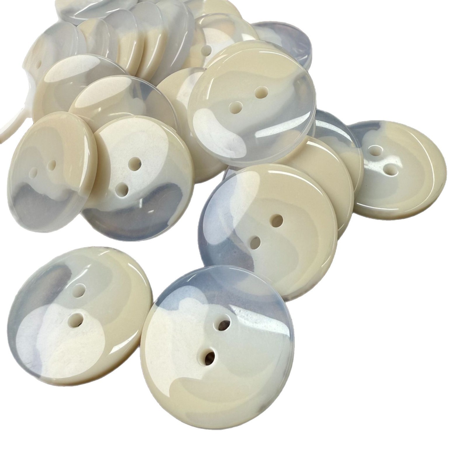 The shopkeeper recommends a simple semi-transparent white suit coat cardigan with white horn-patterned buttons Item Picture