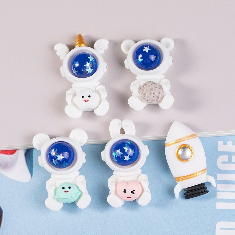 New resin accessory cartoon astronaut Galaxy Guardian Astronaut diy phone case patch surprise blind box Application Scenario