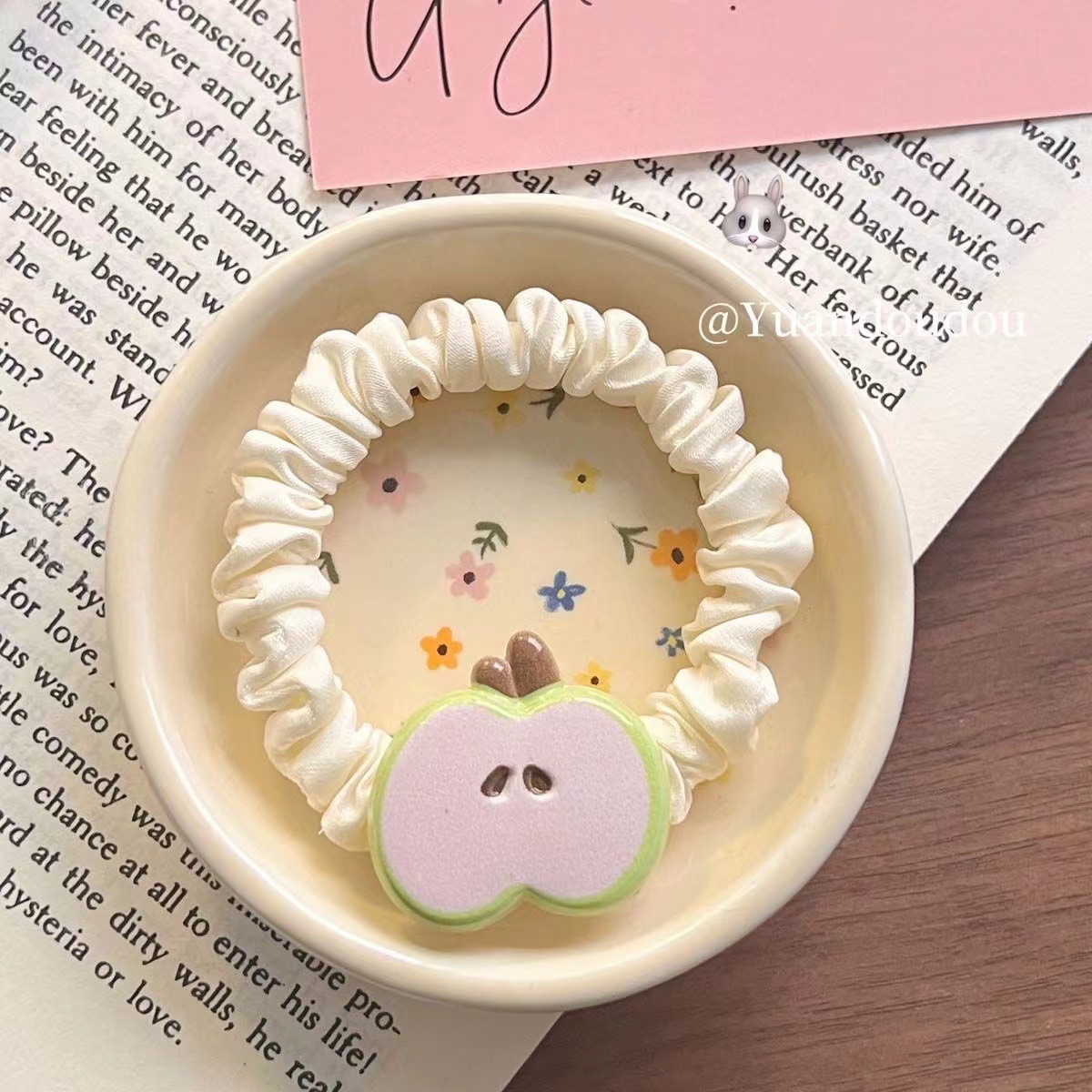 Cute and fun apple distribution ring hair accessories, student side bangs clips, funny hair clips, duckbill clips, hair accessories and headwear Application Scenario