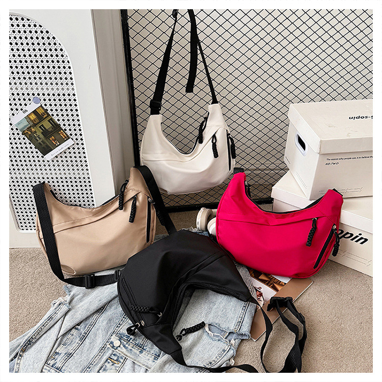 斜挎包女包简约时尚大容量轻便学生单肩健身包百搭跨境饺子包详情15