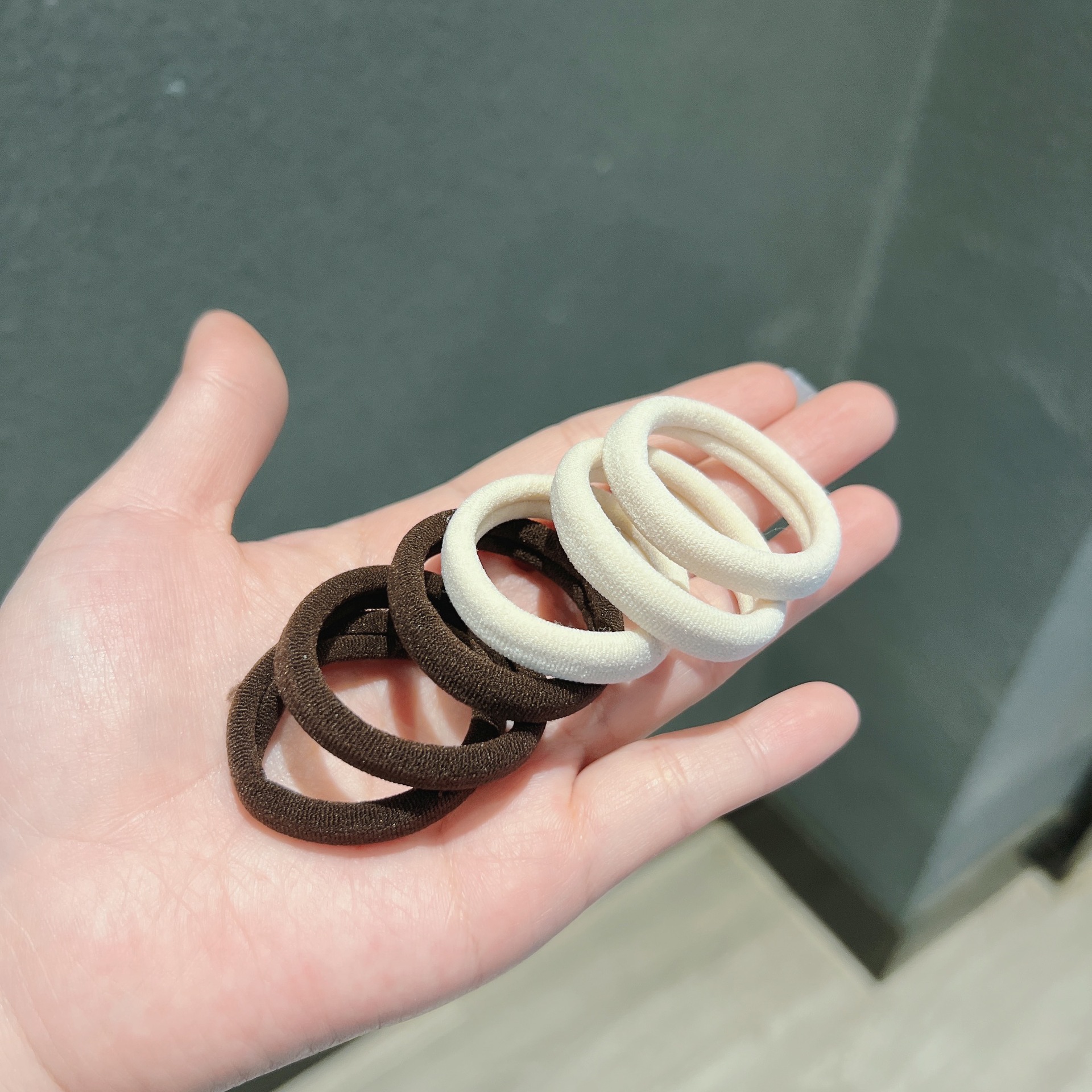 Korean Internet celebrity girl's retro and simple cylindrical towel band that won't damage hair, high-elasticity hair band and hair accessory details Picture