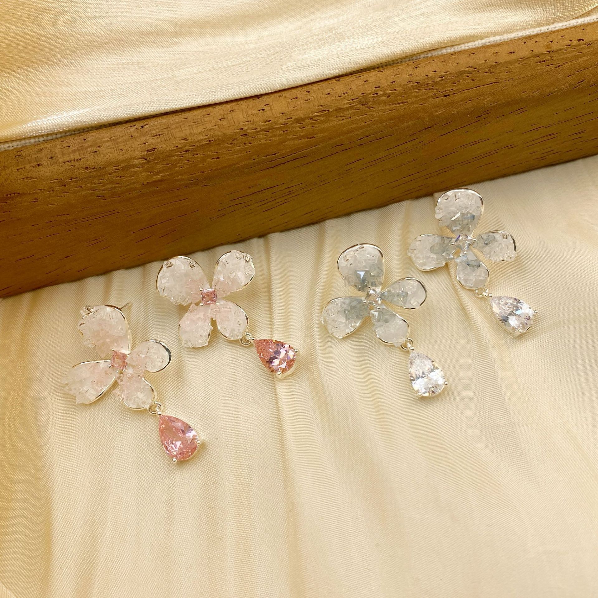 Gradient crystal flower earrings for women, new exquisite and versatile zircon earrings, Korean style Instagram sweet and fashionable earrings Specification image