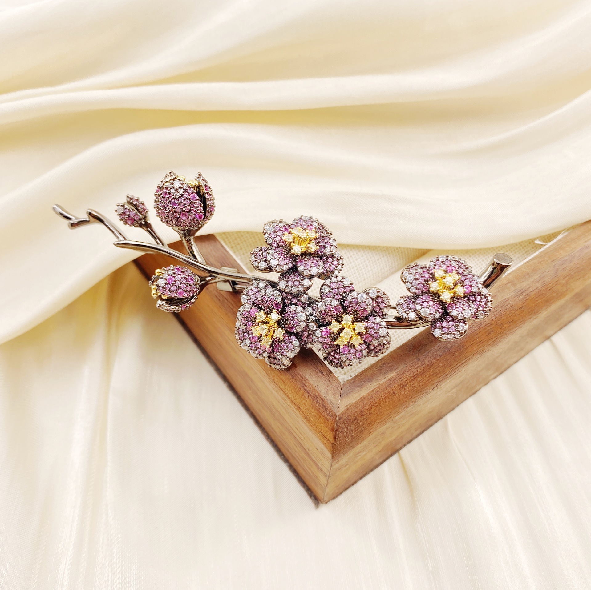 High-end heavy industry full-diamond plum blossom brooch, light luxury and high-end feel, versatile suit brooch, fashionable and exquisite souvenir accessory Specification image