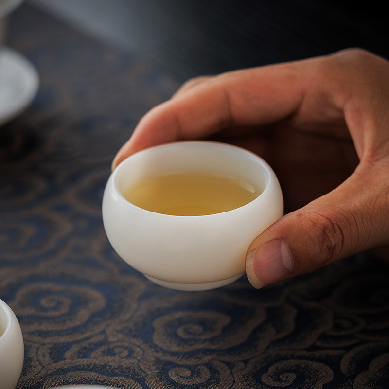 德化冰种玉瓷白底实物图