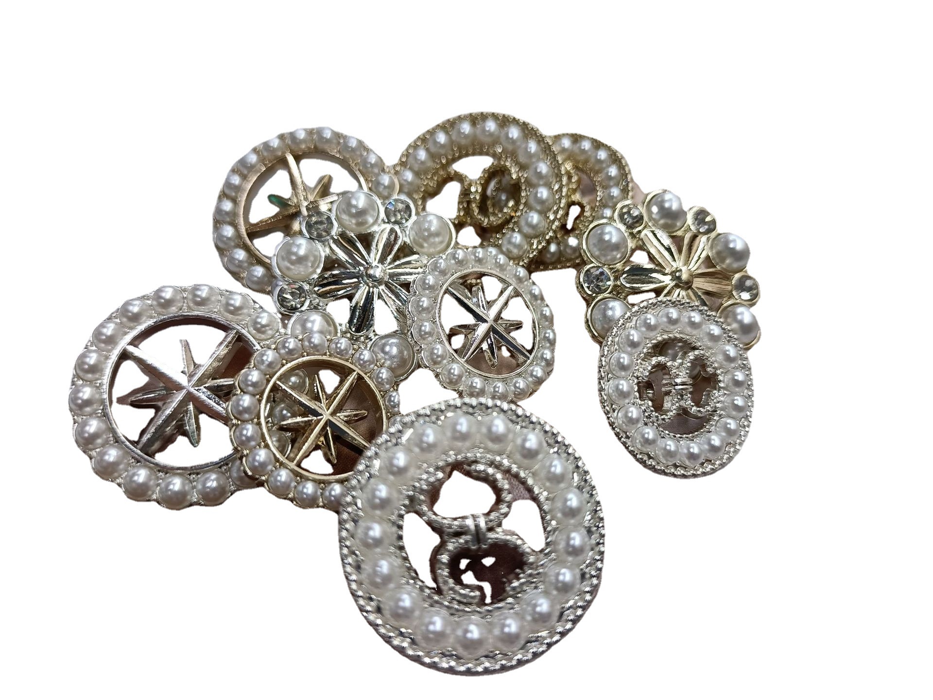 Metal hollowed-out diamond-edged pearl gold round button tops, shirts, coats, windbreakers, suits, cardigans, and versatile decorations Application Scenario
