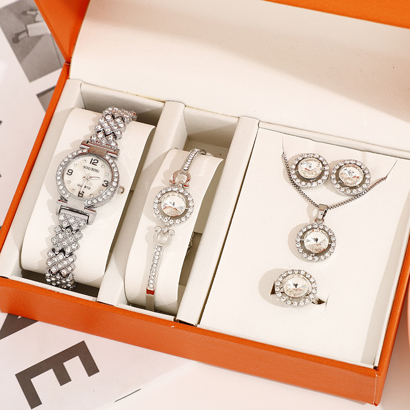 Emperor Shield Watch Five-Piece Foreign Trade Fashion Quartz Bracelet Watch Gift Box Opening Gift Women's Small Round Watch Set Application Scenario