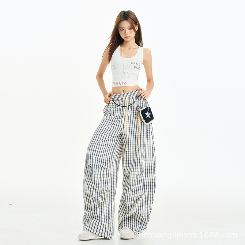 Xintang, the capital of denim, offers women's checkered pants with a sense of design and versatility. It features loose, curved knife pants with a drape and pleated straight-leg casual pants details Picture