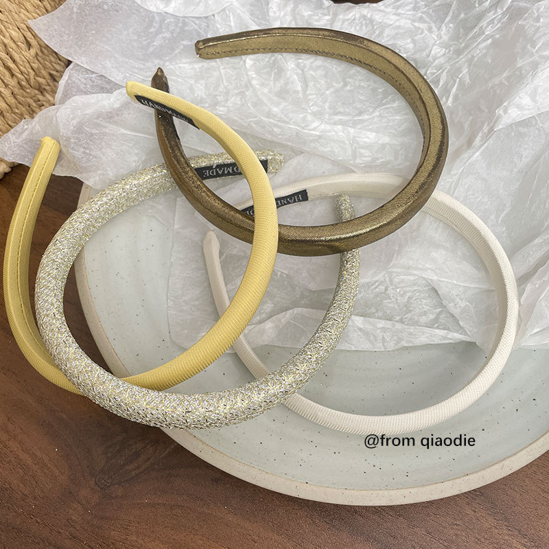 This is a high-end Korean hairband for women to wear on a daily basis. It is a slim sponge hair accessory that can increase the height of the top of the head. New style 2025 Application Scenario