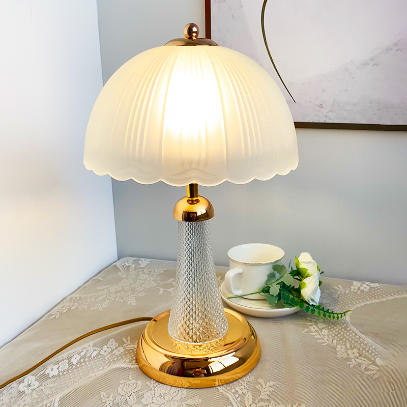 New American-style desk lamp, bedside lamp for bedroom, modern and simple eye-protecting desk lamp, warm home study lighting decoration details Picture