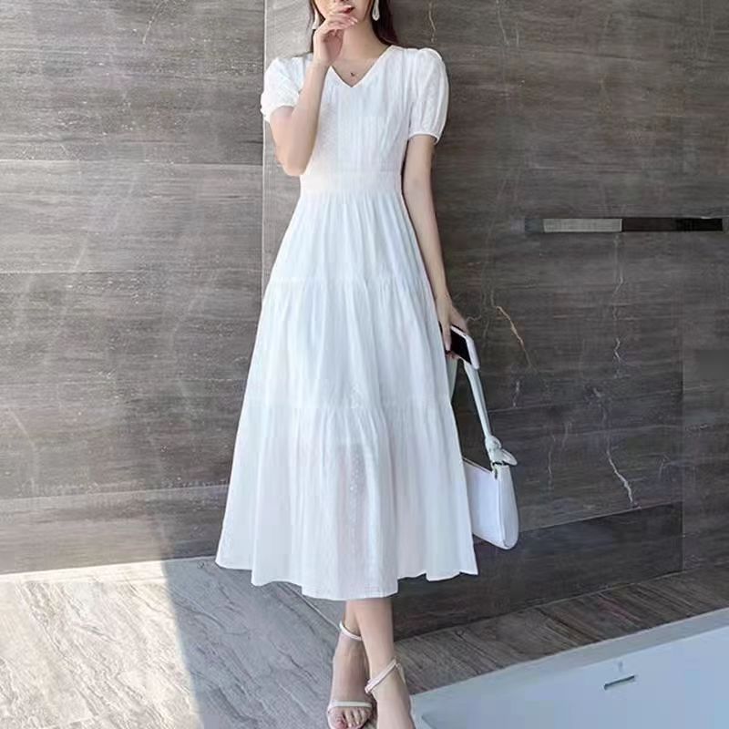 New French cinched-waist A-line halter dress for Spring/Summer 2025, a white dress for a petite girl's first love and a beach vacation Application Scenario