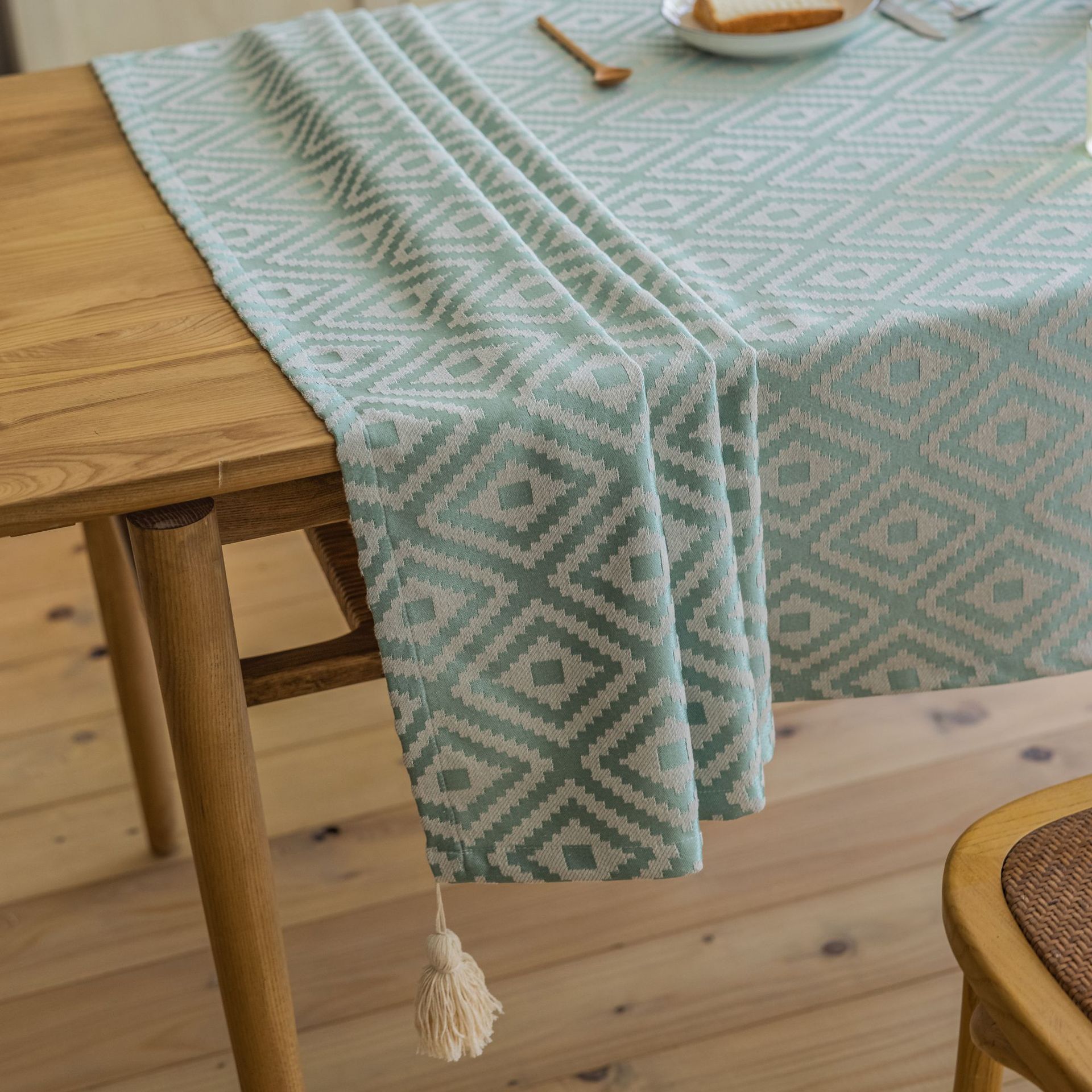 Modern, simple, fashionable, creative, elegant and high-end jacquard diamond-shaped tablecloth, green tassel tablecloth, American country household dining table and coffee table, direct supply from the manufacturer Application Scenario