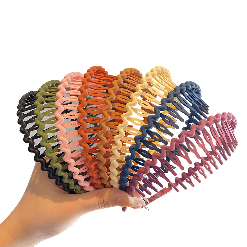 The popular facial hair band is specially designed for women to apply facial masks. It is anti-slip and does not shed hair clips. It is a simple hair comb and a magic tool for breaking bangs Item Picture