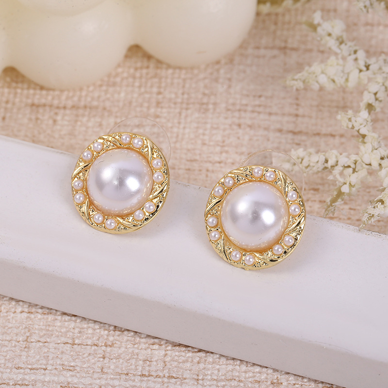 Retro Chanel style light luxury earrings, summer new silver needle stud earrings, feminine pearl niche earrings and pendants, cross-border Application Scenario