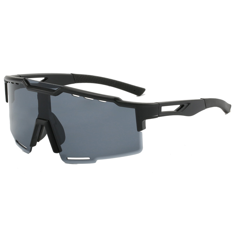 Wholesale of new cross-border sports and outdoor sunglasses, fashionable UV-resistant cycling glasses and sun-protective sunglasses Application Scenario