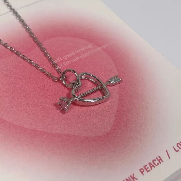 【 Heartwarming Collection 】 Butterfly Necklace, a trendy and niche design for women on Instagram, exudes a sense of high-end luxury and individuality, with a collarbone neck Application Scenario