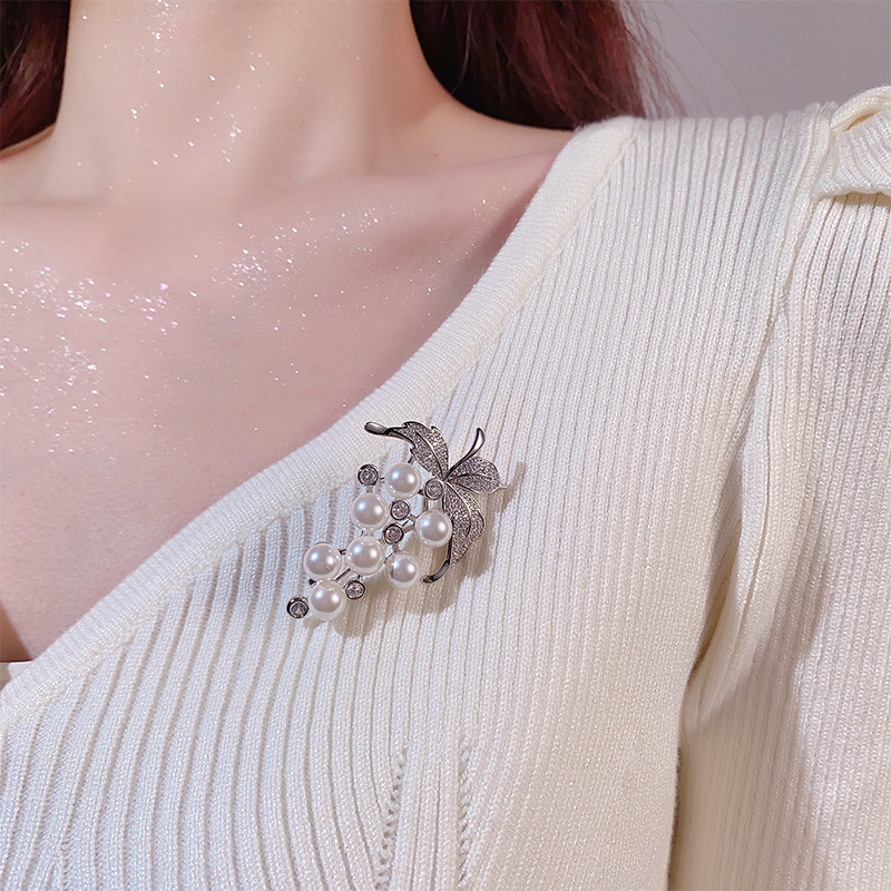 Pearl brooch, wedding dress fixing accessory, brooch, water diamond, pearl, Baroque butterfly brooch details Picture