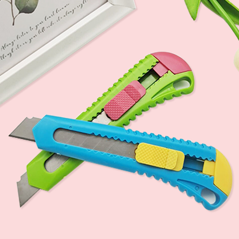 Cross-border wholesale candy two-color utility knife, large stainless steel wallpaper knife, paper cutting knife, cute express delivery knife, box opener Application Scenario
