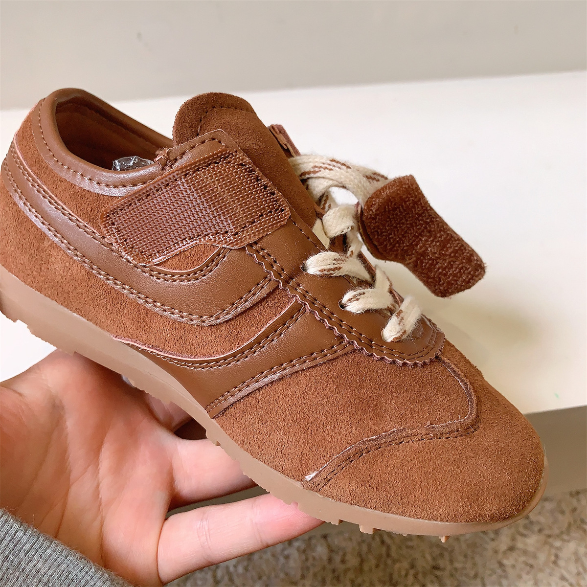 The popular children's sports shoes of the same style, autumn matte leather girls' training shoes, niche retro boys' shoes in silver Application Scenario