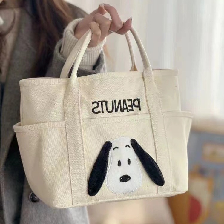 Wholesale of cartoon embroidered Snoopy canvas bags, large-capacity hand-held shoulder bags, simple and fashionable office bento bags Application Scenario
