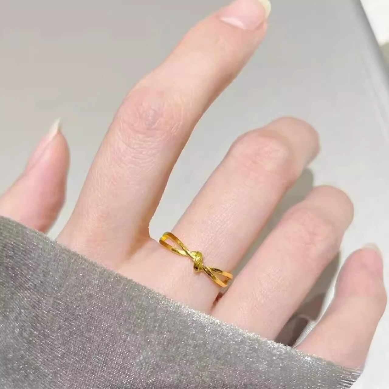 Fashionable knotted ring, Mobius strip for women, titanium steel plain ring, love endless entanglement, simple and versatile knot ring Item Picture