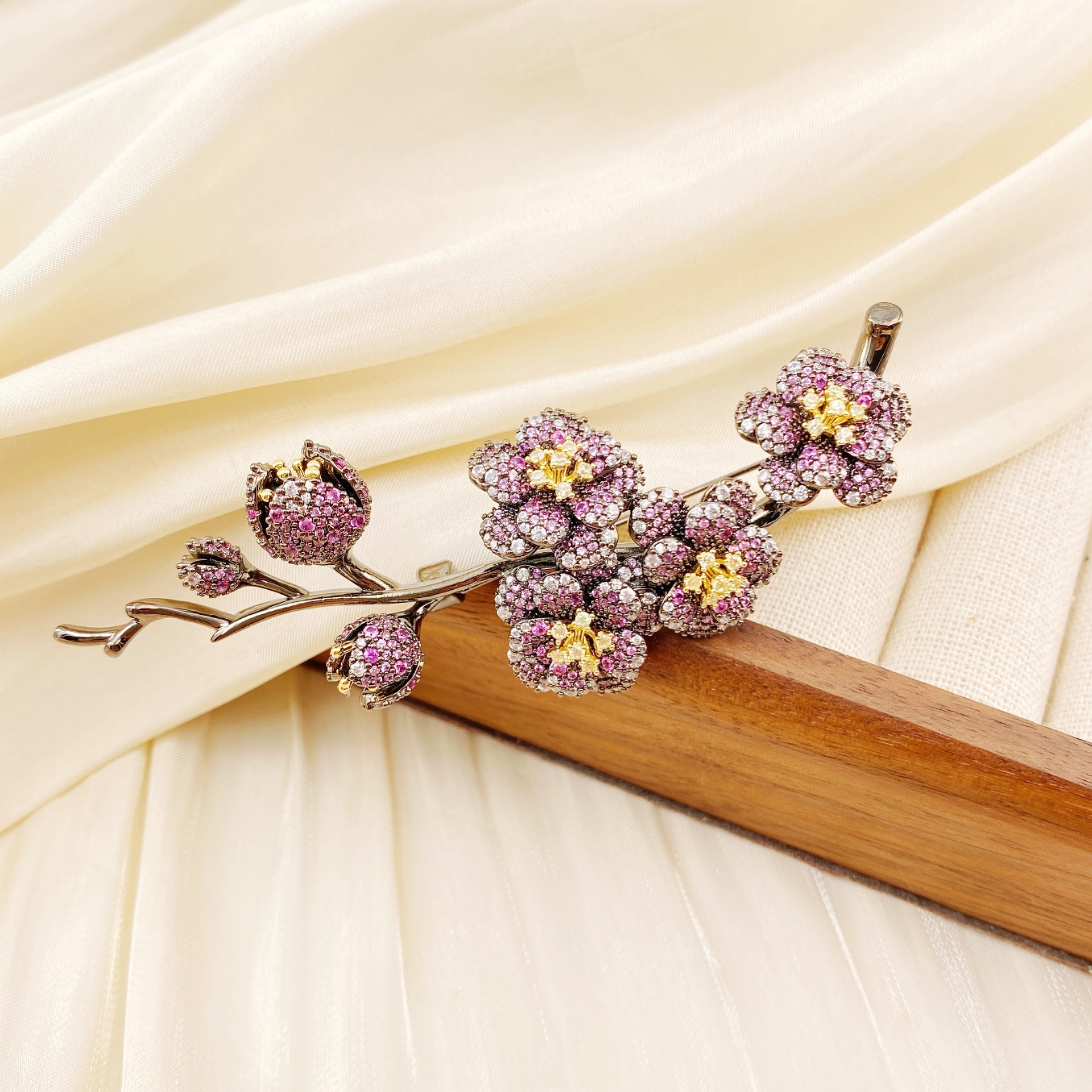 High-end heavy industry full-diamond plum blossom brooch, light luxury and high-end feel, versatile suit brooch, fashionable and exquisite souvenir accessory details Picture