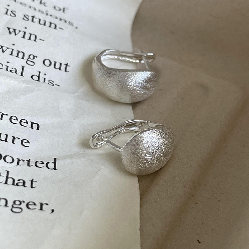 The 2023 new brushed matte teardrop ear buckle is a minimalist and versatile women's earpiece with a niche design and a high-end feel details Picture