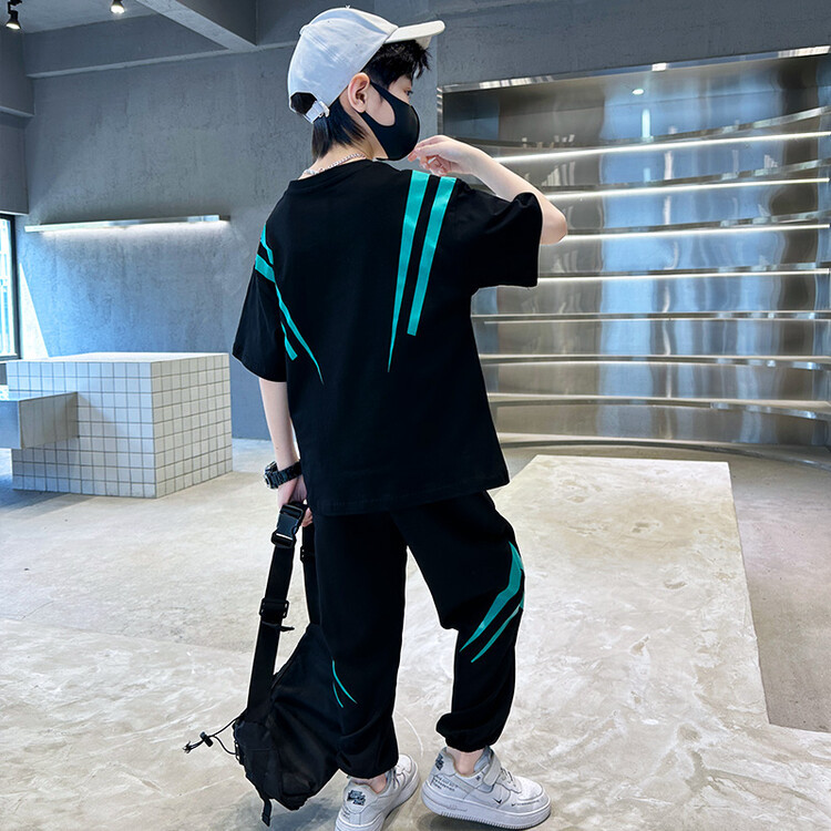 A slim summer set for boys 2024, a cool and stylish summer boy short-sleeved student two-piece set for Zhongda children Application Scenario