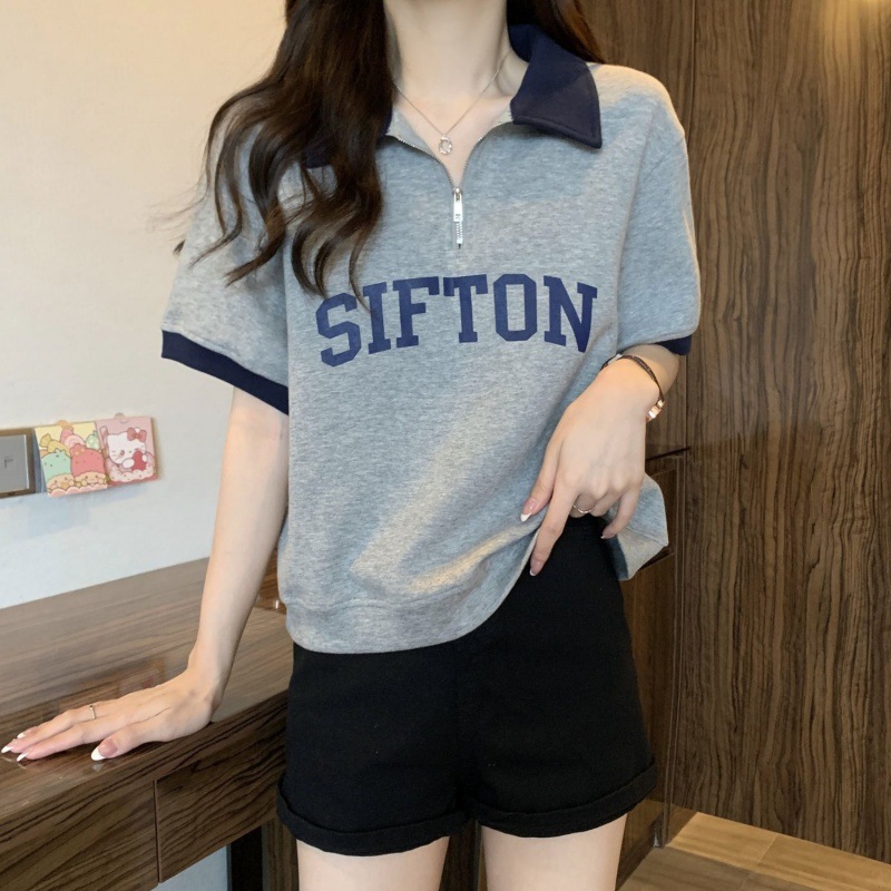 A 200-pound large-sized summer POLO collar off-the-shoulder short-sleeved T-shirt that covers the belly. It's a loose and slimming zipper top for chubby girls. It's trendy details Picture