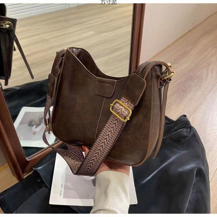 包包女士新款潮感时尚斜挎包复古今年流行宽带单肩水桶包一件批发详情30