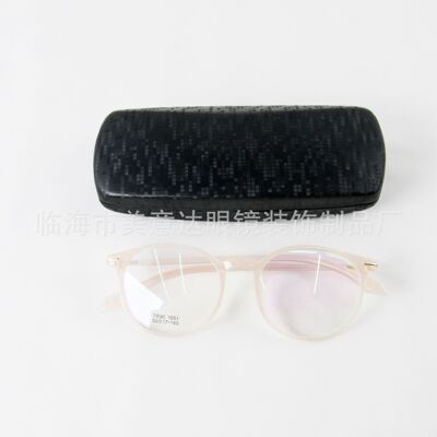 Checkered leather optical glasses case, myopia glasses and reading glasses case Application Scenario