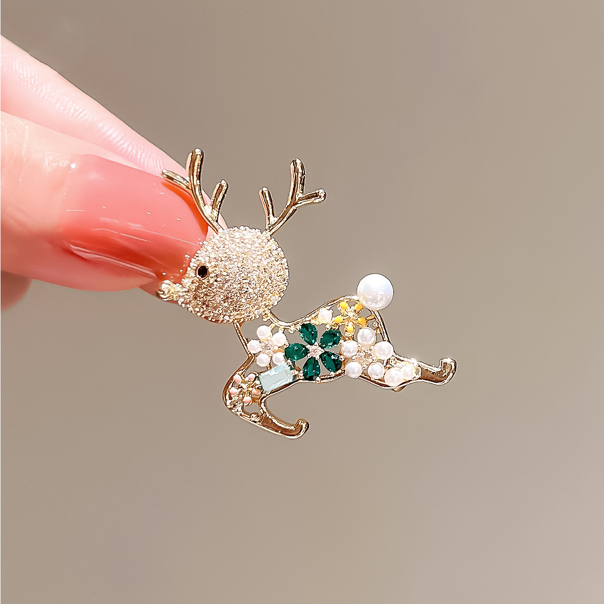 Cute deer brooch, high-end feminine charm, exquisite corsages, luxurious and versatile pins, clothes and accessories, creative small gifts details Picture