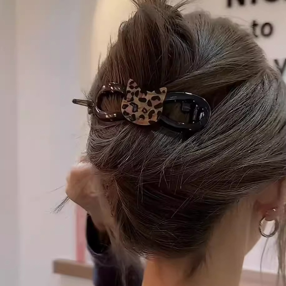 The cute and playful leopard print cat twist clip has a high-end feel. The one-line scratch-off clip on the back of the head is a fashionable and versatile women's updo headwear details Picture