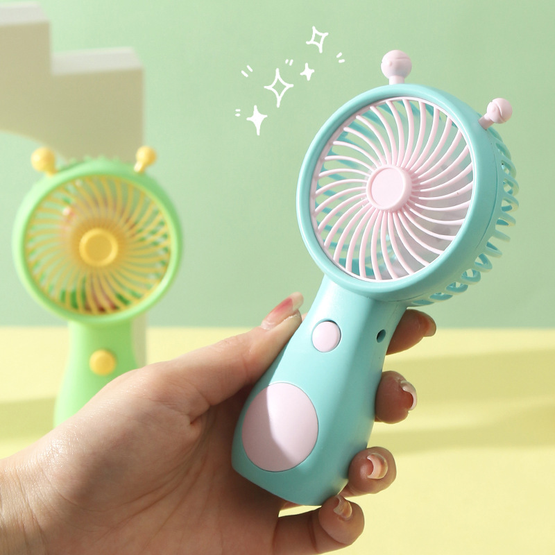 Holding a small snail fan Application Scenario