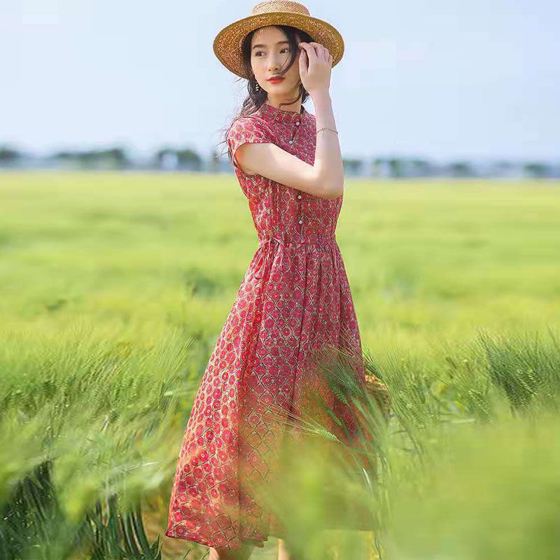 This 2022 new style of women's summer dress features a literary and retro style. It is made of pure cotton, large size, and has a slimming effect. It is a medium-length dress with floral prints Application Scenario