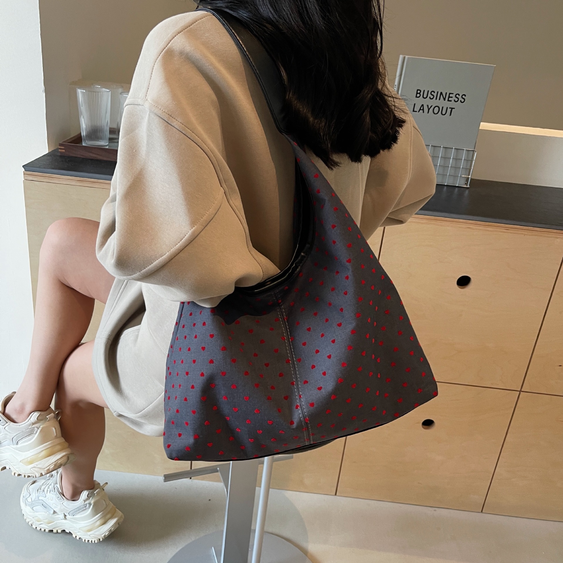 防水皮膜/2024年新款女包/男士挎包/车品产品图