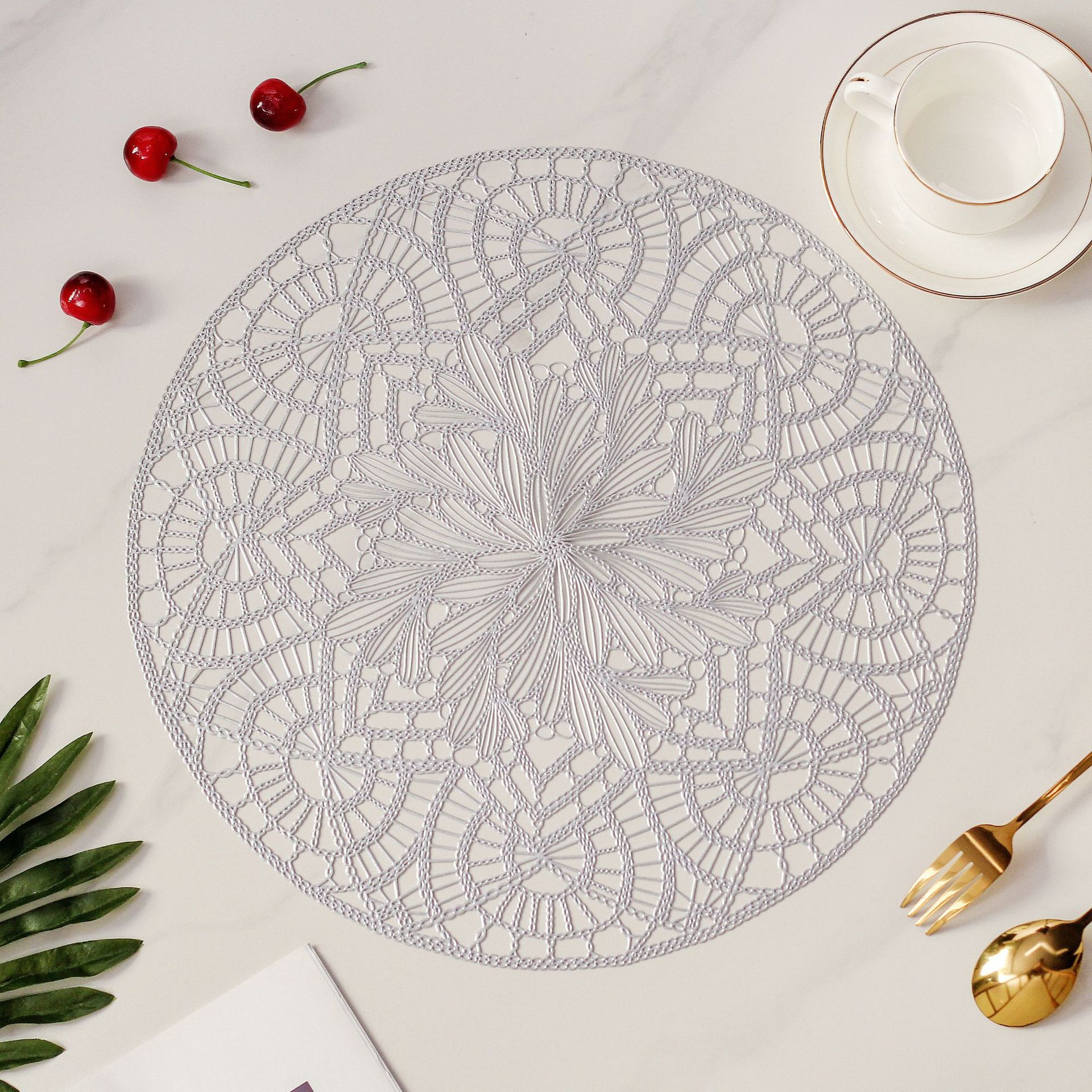 Womei European-style light luxury round hollowed-out gold-embossed flower and leaf tablecloths, simple home design, waterproof, oil-proof, heat-insulating tablecloths wholesale, waterproof, anti-slip, heat-resistant and wear-resistant Specification image