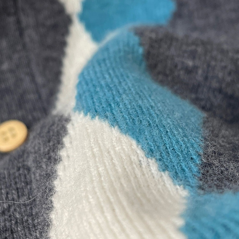 UM's new autumn and winter checkered all-wool knitted women's cardigan, versatile wool sweater, Korean-style coat top, V-neck, long-sleeved Item Picture