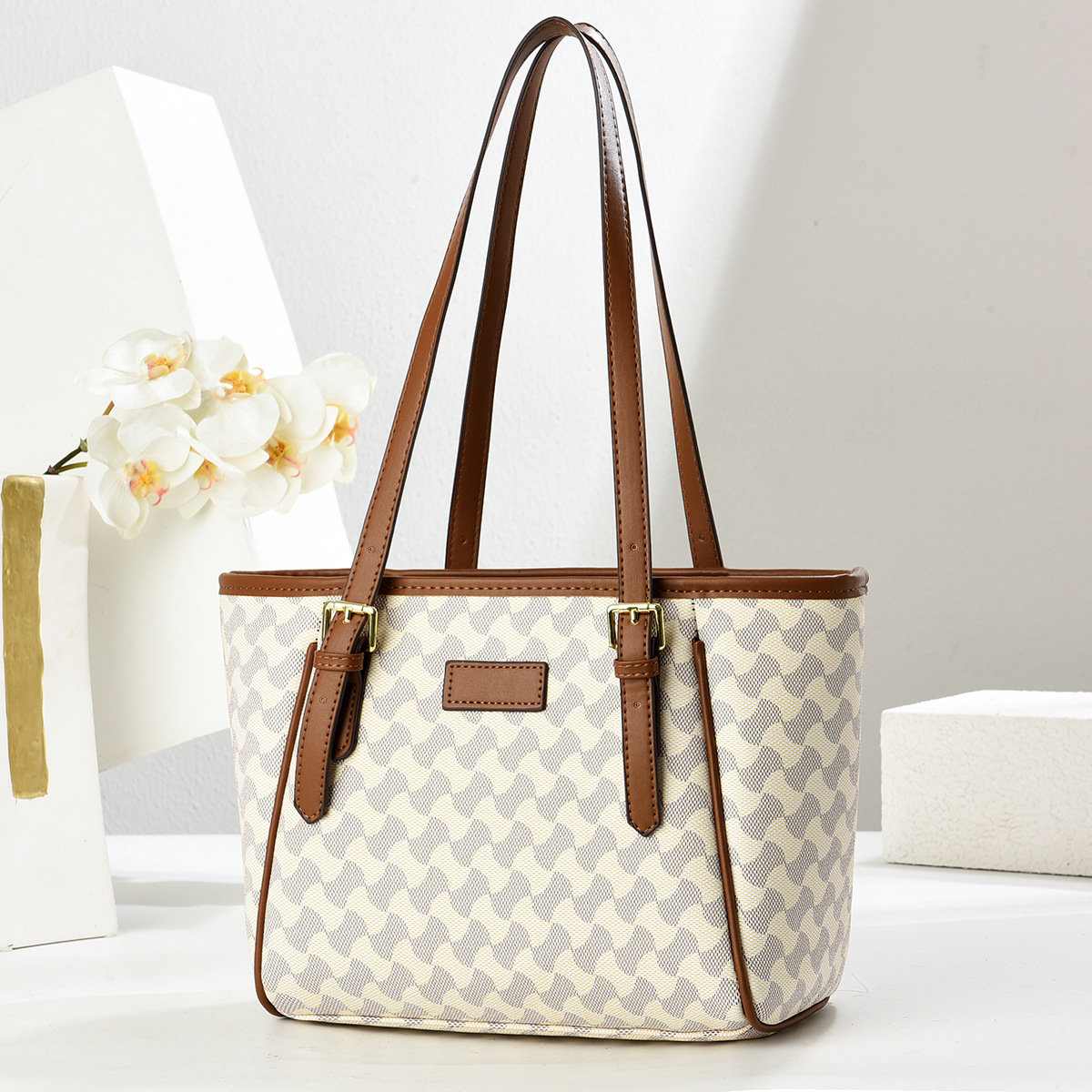 European and American retro foreign trade textured tote bag summer edition women's versatile textured large-capacity versatile commuting single-shoulder bag Application Scenario